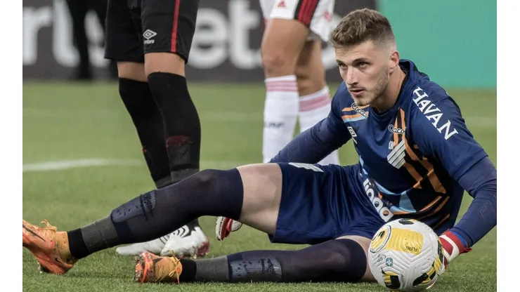 Foto: Robson Mafra/AGIF - Bento: goleiro volta após cumprir suspensão