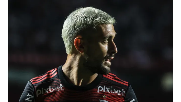 "Imagina no ataque do Flamengo..."; Flamenguistas enlouquecem na web e elegem meio-campista do Santos para atuar 'ao lado' de Arrascaeta