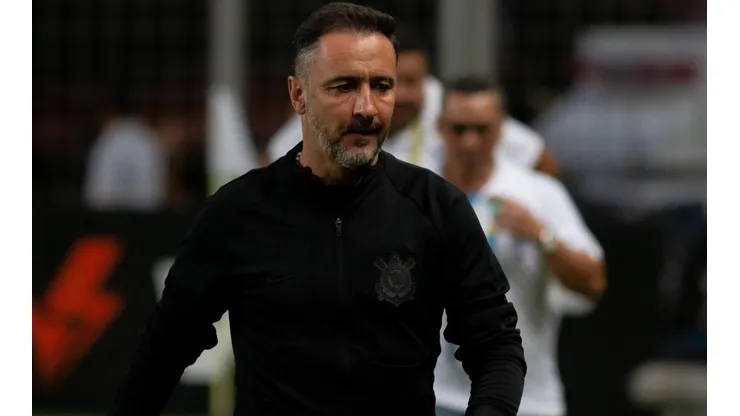 Foto: Fernando Moreno/AGIF - Vítor Pereira 'soltou os cachorros' ao falar de jogador do Corinthians