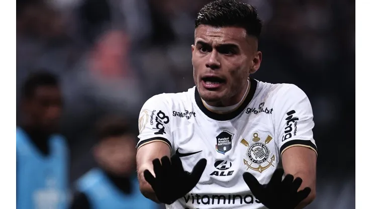Foto: Ettore Chiereguini/AGIF - Fausto Vera recebe hoje em torno de R$ 180 mil mensais, 4x menos do que pediu Aránguiz para voltar ao Brasil