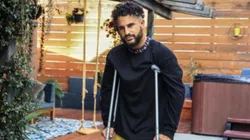 Italo postou foto de muletas e com o pé esquerdo imobilizado