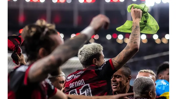 AGIF - Jogadores do Fla comemorando.