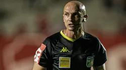 Foto: Heber Gomes/AGIF - Árbitro da partida foi muito criticado pelos jogadores em campo.