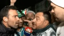 Torcida do Palmeiras ataca Pilhado após queda na Libertadores e flamenguistas saem em defesa do repórter