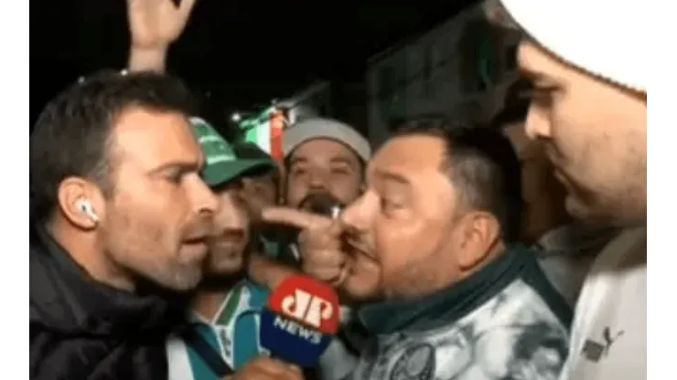 Torcida do Palmeiras ataca Pilhado após queda na Libertadores e flamenguistas saem em defesa do repórter
