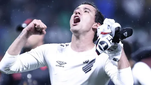 Foto: Ettore Chiereguini/AGIF - Pablo foi abraçado efusivamente por Felipão após classificação na Libertadores