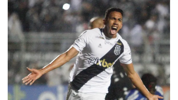 Foto: Rogério Capela/AGIF - Fessin marcou o gol da vitória no clássico contra o Bugre.