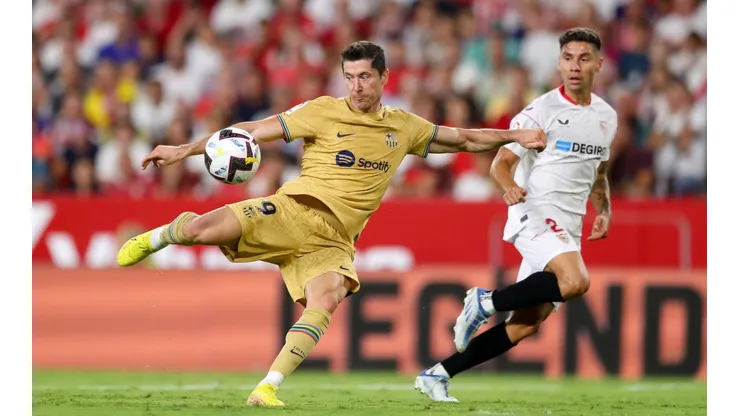 Getty Images/Fran Santiago - Lewandowski anota uma pintura contra o Sevilla