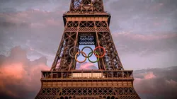 Torre Eiffel decorada com os anéis olímpicos em Paris