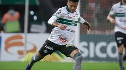 Foto: Maxi Franzoi/AGIF - Val: volante do Coritiba está suspenso no Brasileirão
