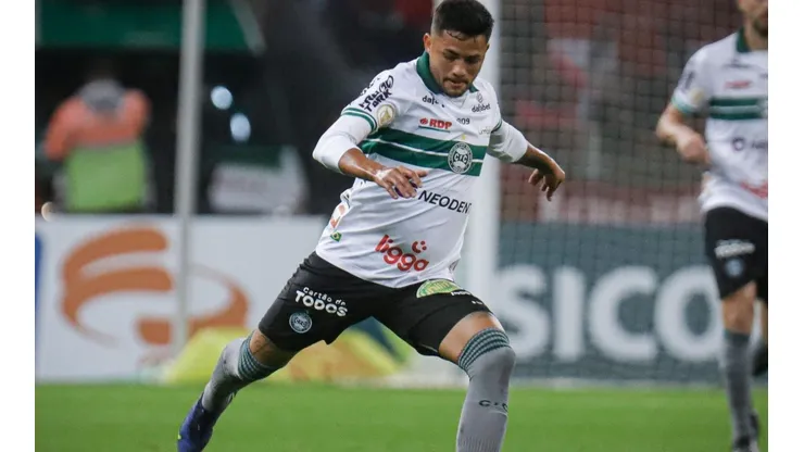 Foto: Maxi Franzoi/AGIF - Val: volante do Coritiba está suspenso no Brasileirão