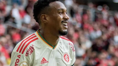Foto: Robson Mafra/AGIF - Edenilson: volante convive com muitas críticas da torcida do Inter