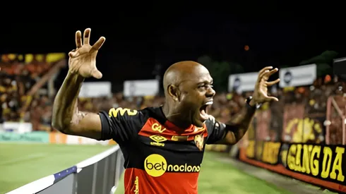 Vagner Love com a camisa do Sport (Foto: Rafael Bandeira/Sport Club do Recife)