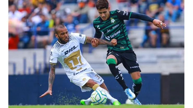 Manuel Velasquez/Getty Images/ "Peço paciência"; Técnico do Pumas fala sobre vaias a Daniel Alves, que vive má fase em seu novo time.