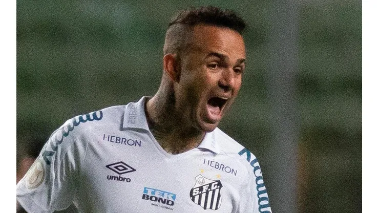 Foto: Fernando Moreno/AGIF - Luan vem buscando se reerguer no Santos.