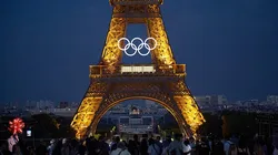 Torre Eiffel decorada com os anéis olímpicos