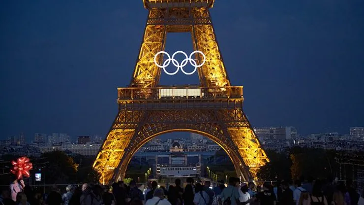 Torre Eiffel decorada com os anéis olímpicos