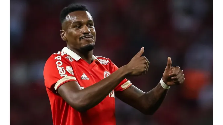 Foto: Pedro H. Tesch/AGIF - Edenilson: futuro indefinido no maior rival do Grêmio