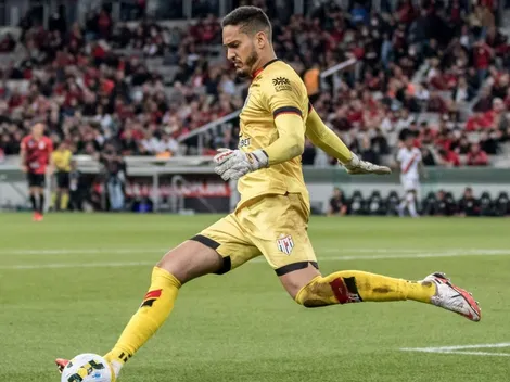 "Mandar benzer"; zagueiro 'se junta' a Ronaldo e vira preocupação no Atlético-GO