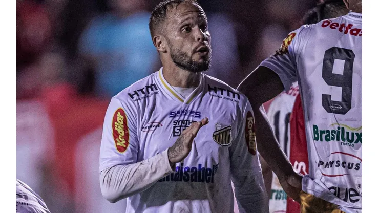 Heber Gomes/AGIF. Baggio não se conformou com o empate diante do lanterna da Série B