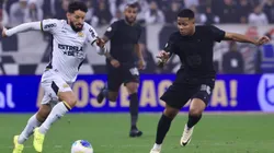 Wesley jogador do Corinthians disputa lance com Arthur Caike jogador do Criciuma durante partida no estadio Arena Corinthians pelo campeonato Brasileiro A 2024.