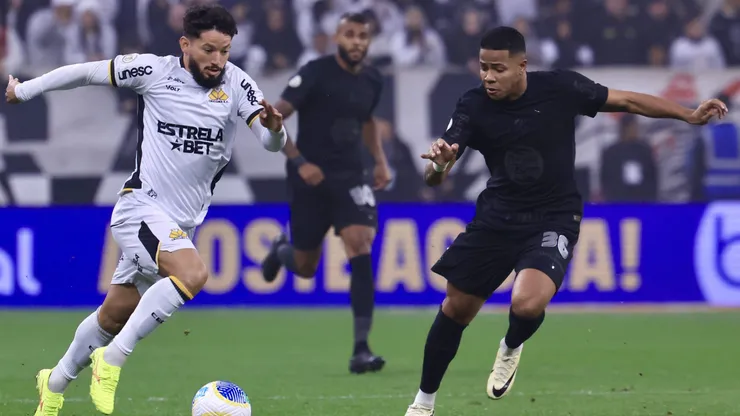 Wesley jogador do Corinthians disputa lance com Arthur Caike jogador do Criciuma durante partida no estadio Arena Corinthians pelo campeonato Brasileiro A 2024.