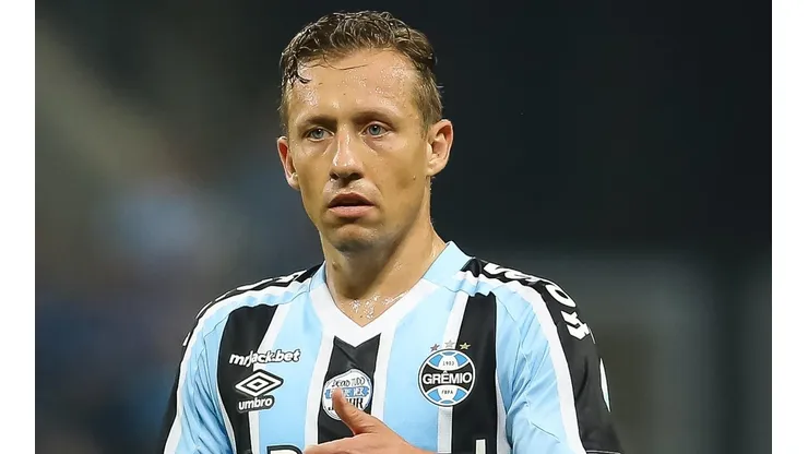 Foto: Pedro H. Tesch/AGIF - Lucas Leiva: volante será titular do Grêmio contra o Guarani