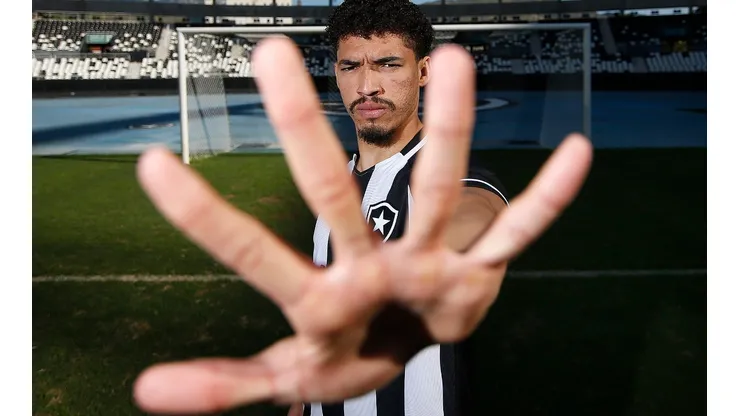 Foto: Vitor Silva/Botafogo - Adryelson é novidade em delegação do Botafogo para encarar o Corinthians