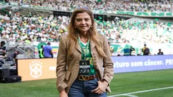 Leila Pereira, presidente do Palmeiras, em campo antes da partida contra o São Paulo na Supercopa.