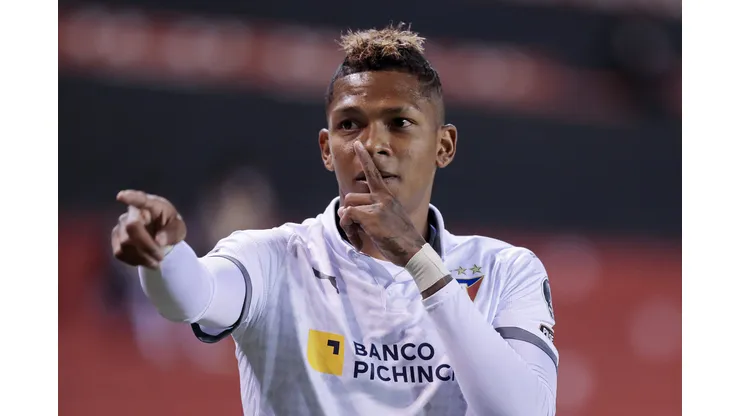 Santos fecha contratação com novo atacantE Billy Arce
