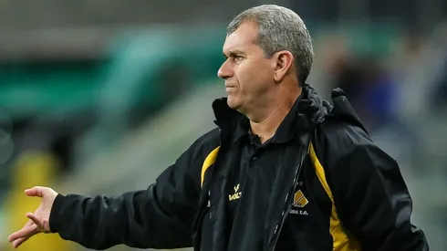 Foto: Pedro H. Tesch/AGIF - Tencati age no mercado e Criciúma se aproxima de atacante ex-Joinville