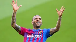 Daniel Alves atuou no Barcelona na última temporada (Foto: David Ramos/Getty Images)