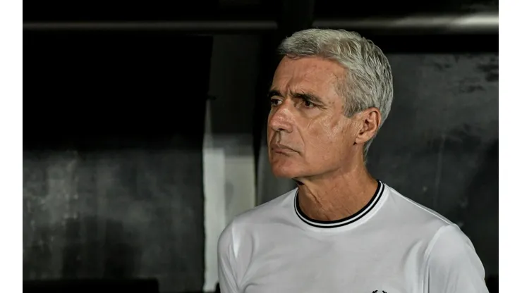 Thiago Ribeiro/AGIF/ "Essa cultura de apenas focar o resultado é um problema"; Luis Castro fala sobre postura da torcida do Botafogo após derrota.
