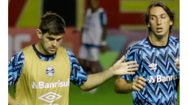 - Kannemann ao lado de Geromel