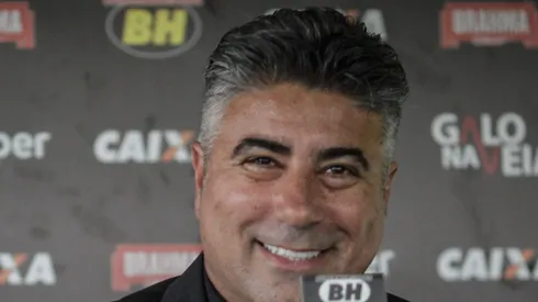 Alexandre Gallo durante passagem pelo Atlético-GO. Dirigente negocia chegada de zagueiro colombiano ao Peixe