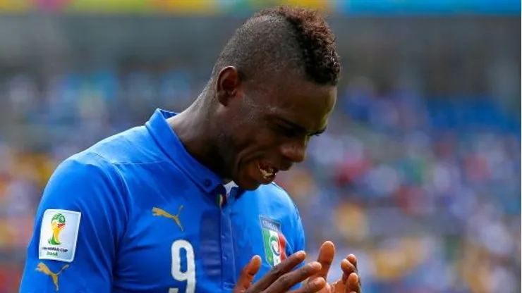Mario Balotelli lamentando oportunidade em partida entre Itália e Uruguai, no Estádio das Dunas, pela Copa do Mundo de 2014, realizada no Brasil, no dia 24/06. Foto: Clive Rose/Getty Images