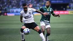 Dudu jogador do Palmeiras disputa lance com jogador do Botafogo durante partida no estadio Arena Allianz Parque pelo campeonato BRASILEIRO A 2023.