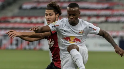 Helinho pelo RB Bragantino em partida contra o Athletico-PR. Foto: Robson Mafra/AGIF