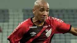 Foto: Robson Mafra/AGIF - Após Pablo Siles, defensor também pode ser emprestado para time de Série B