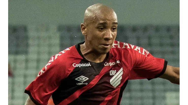 Foto: Robson Mafra/AGIF - Após Pablo Siles, defensor também pode ser emprestado para time de Série B