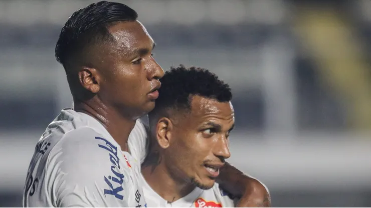 SP - SANTOS - 06/05/2024 - BRASILEIRO B 2024, SANTOS X GUARANI - Morelos jogador do Santos comemora seu gol com Otero jogador da sua equipe durante partida contra o Guarani no estadio Vila Belmiro pelo campeonato Brasileiro B 2024.