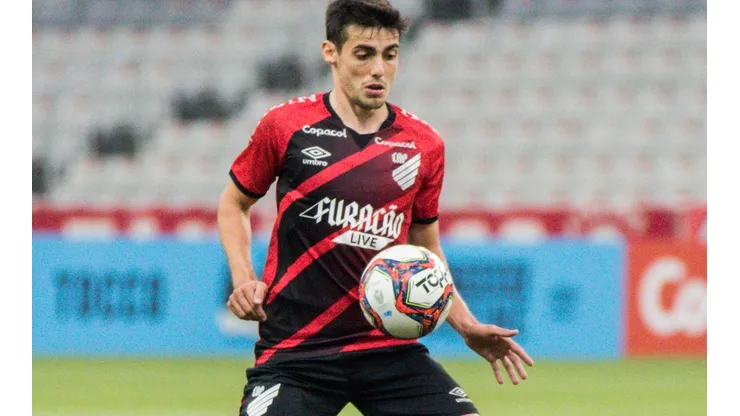 Léo Cittadini com a camisa do Athletico Paranense (Foto: Robson Mafra/AGIF)