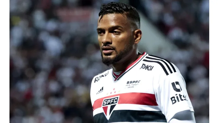 Reinaldo está lesionado no São Paulo (Foto: Marcello Zambrana/AGIF)