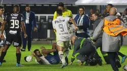 Foto: Fernanda Luz/AGIF - Torcedores do Santos invadiram o gramado da Vila Belmiro e tentaram agredir o goleiro Cássio