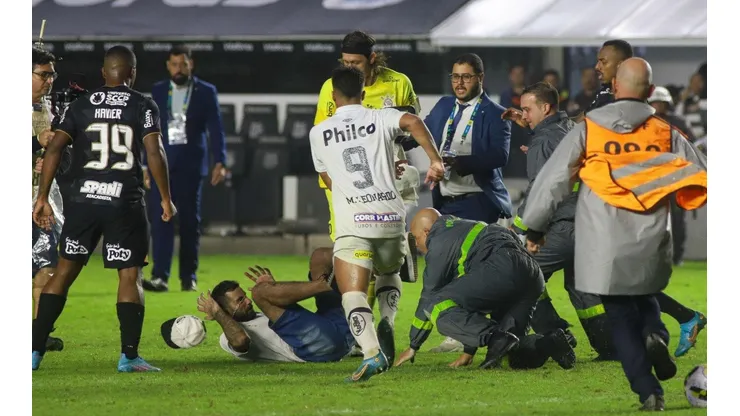 Foto: Fernanda Luz/AGIF - Torcedores do Santos invadiram o gramado da Vila Belmiro e tentaram agredir o goleiro Cássio
