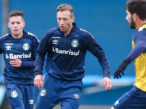 Lucas Leiva acirra concorrência no Grêmio e volante manda recado a Roger