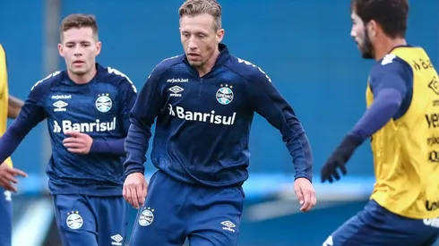 Foto: Lucas Uebel/Grêmio/Divulgação - Lucas Leiva: volante deve estrear em breve pelo Grêmio na temporada