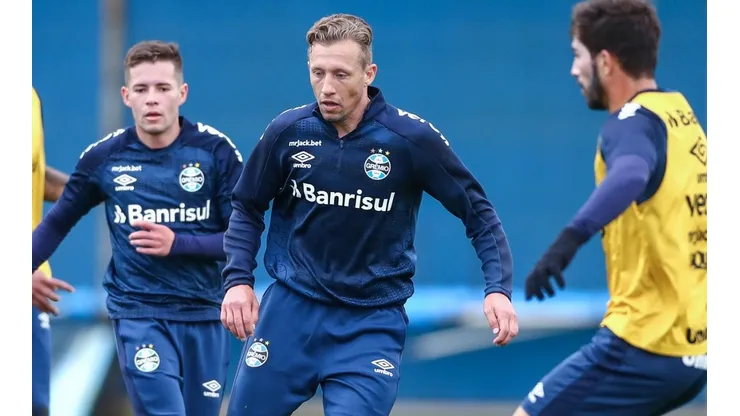 Foto: Lucas Uebel/Grêmio/Divulgação - Lucas Leiva: volante deve estrear em breve pelo Grêmio na temporada