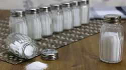 Pitada de sal antes da refeição é costume para muitos cidadãos