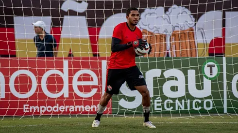 Fotos: Pietro Carpi | Lucas Arcanjo sentiu incomodo pela primeira vez no duelo contra o Botafogo-SP